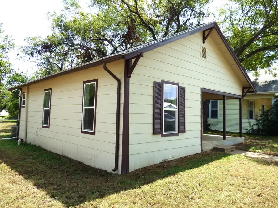 208 S Connellee Avenue, Eastland, TX 76448 - Image #3