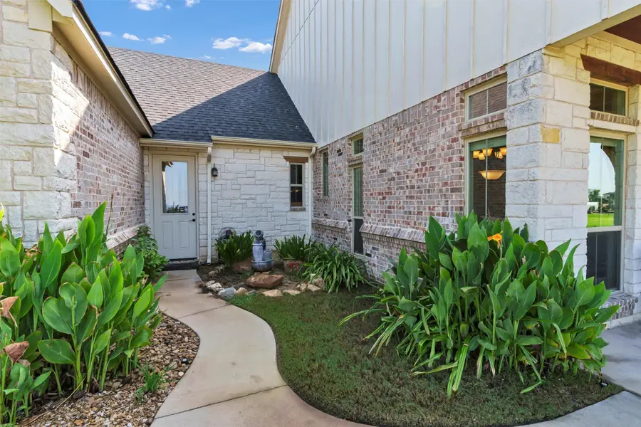 300 Kenyon Court, Granbury, TX 76049 - Image #3