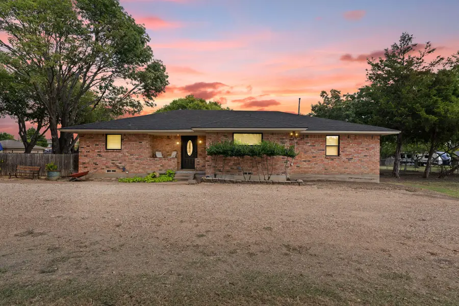 804 Lark Lane, Oak Leaf, TX 75154 - Image #2