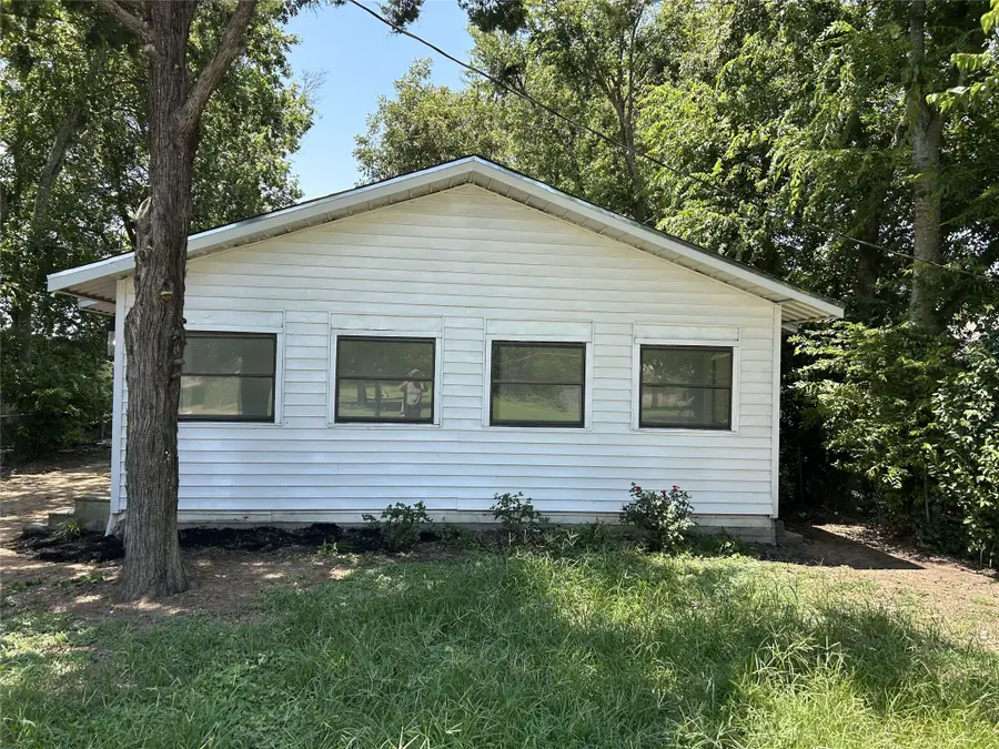 206 N 3rd Street, Lott, TX 76656 - #2