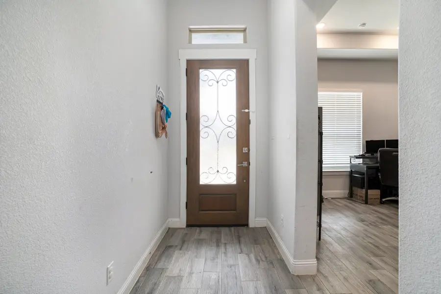 1824 Royal Lake Drive, Grand Prairie, TX 75052 - Image #2