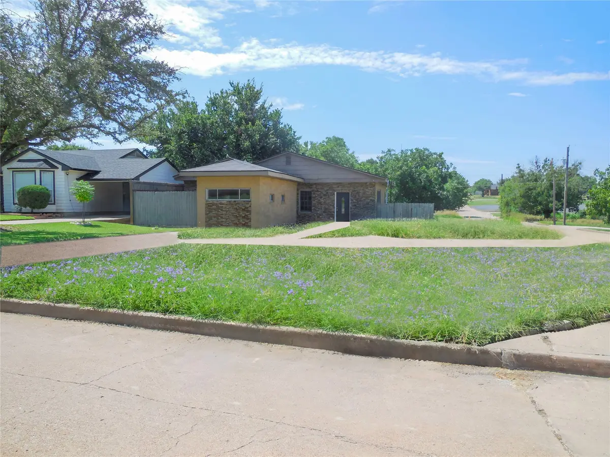 1001 E Lindsey Street, Breckenridge, TX 76424 - Image #1