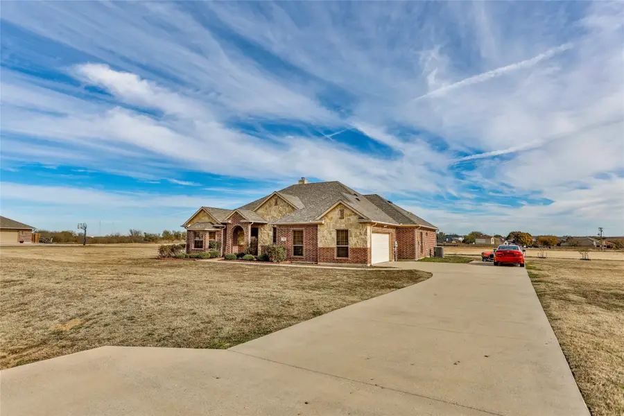 712 Stone Ridge Drive, Gainesville, TX 76240 - Image #2
