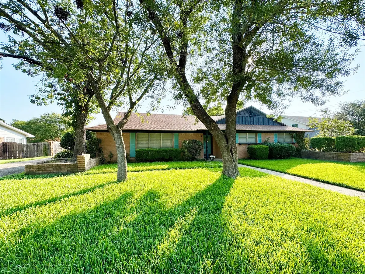 833 Deer Ridge Drive, Woodway, TX 76712 - #1