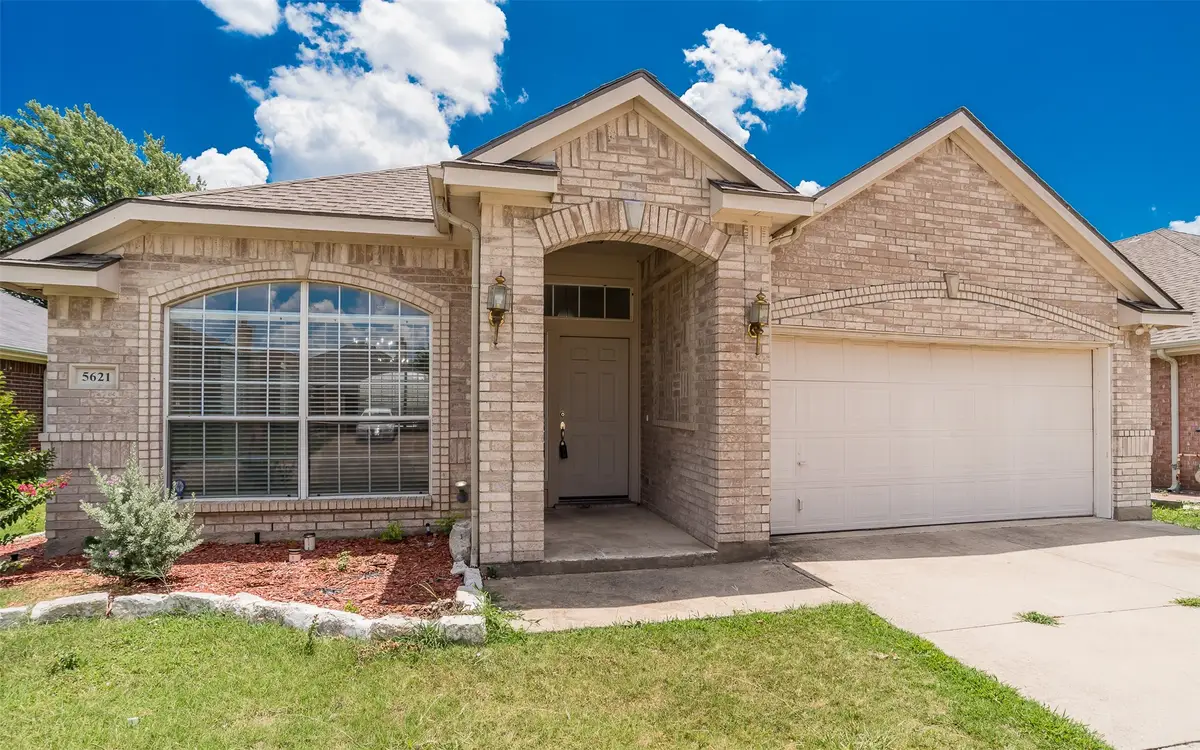 5621 Creekhollow Drive, Arlington, TX 76018 - Image #1