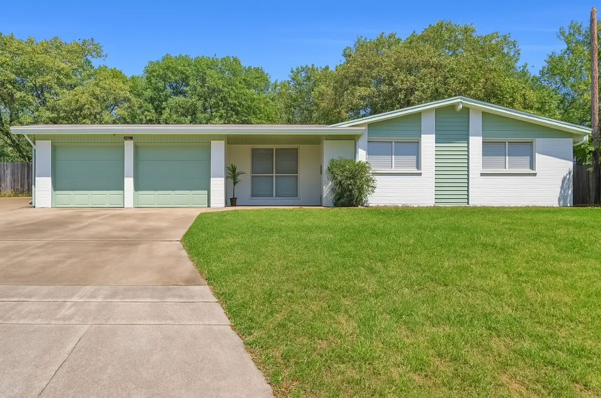 24 Barons Court, Bedford, TX 76022 - #1