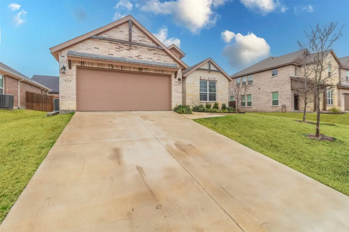 717 Woodcrest Drive, Ennis, TX 75119 - Image #1