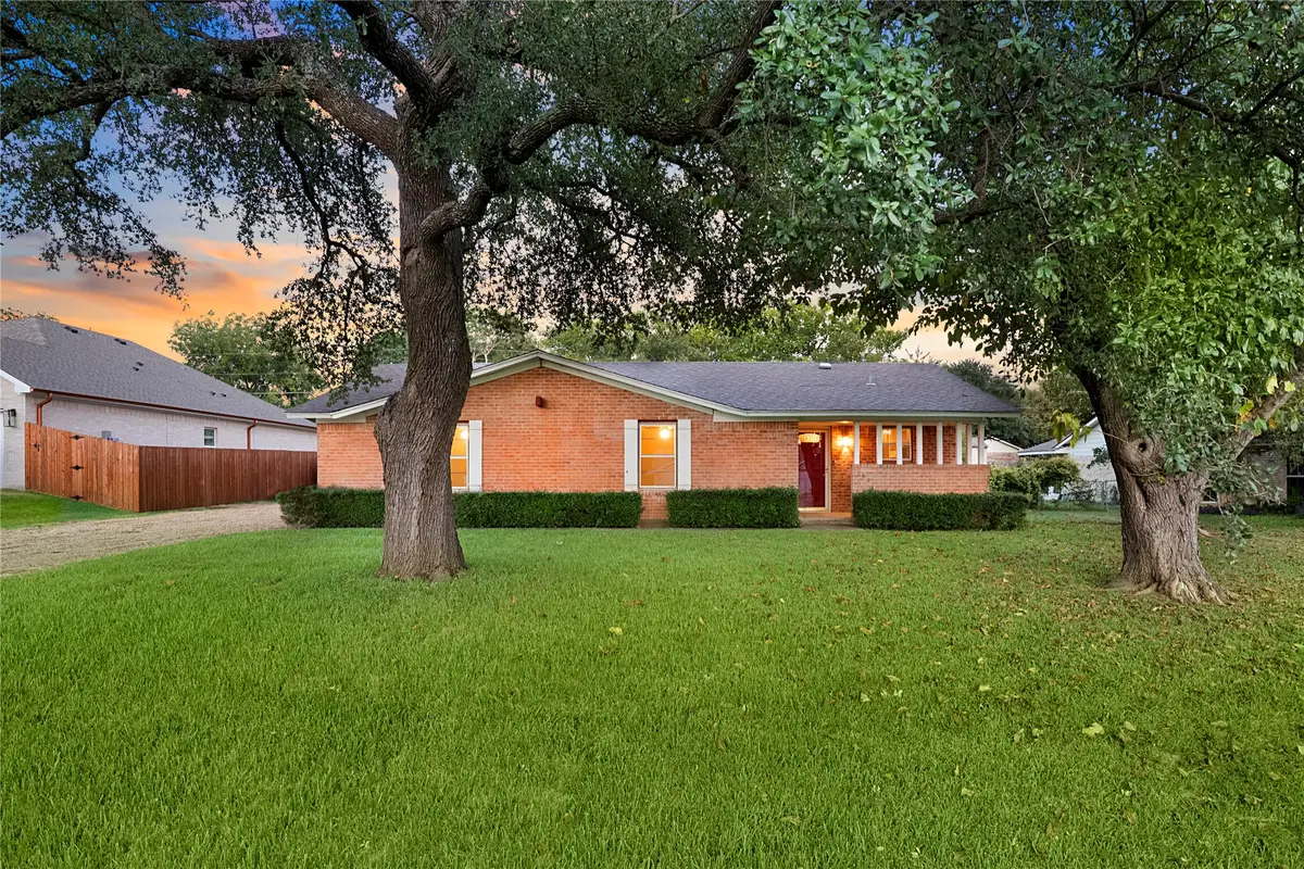 102 Creekview Drive W, Red Oak, TX 75154 - Image #1