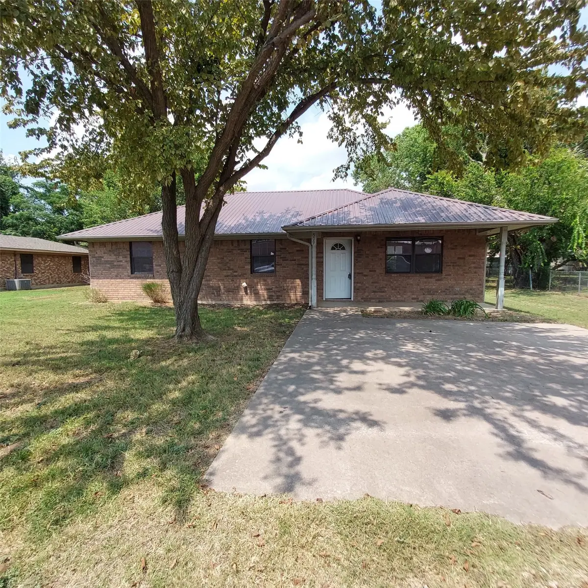509 Reeves Street, Collinsville, TX 76233 - Image #1