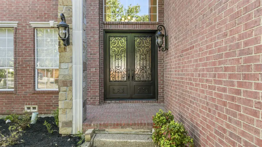 2070 Azalea Trail, Irving, TX 75063 - Image #3