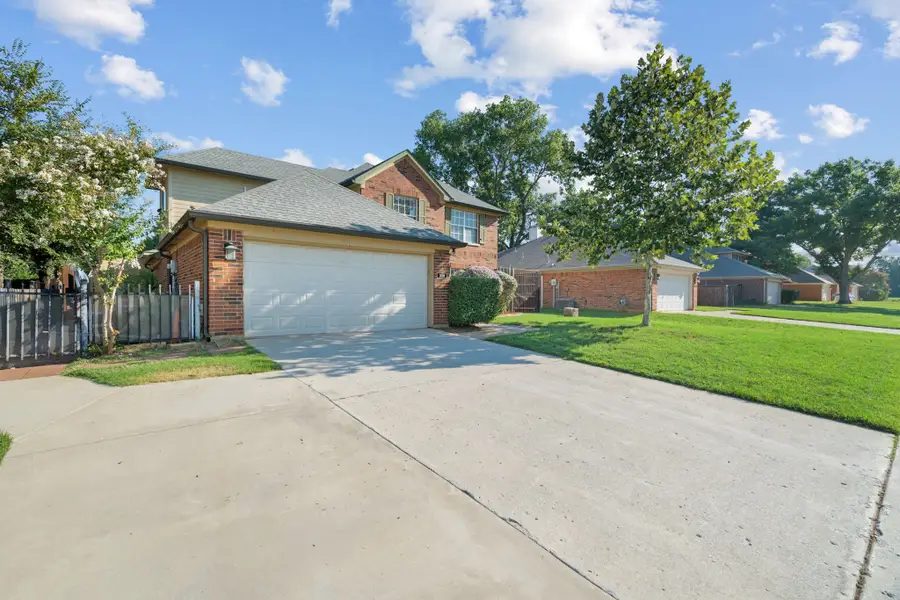 339 Stately Oak Lane, Lake Dallas, TX 75065 - Image #2