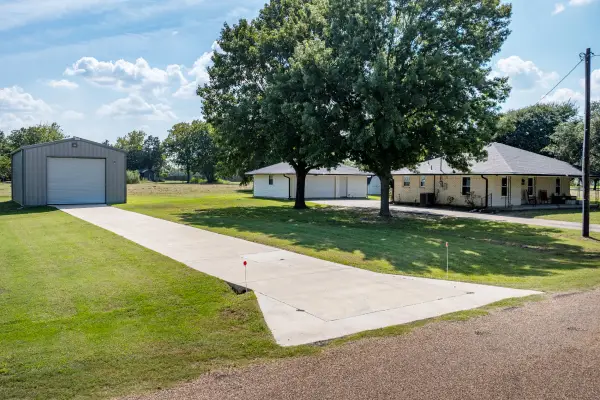 302 Santa Rosa Ranch Road #R, Trinidad, TX 75163