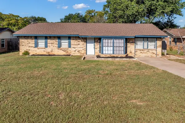 212 Mountain View Drive, Azle, TX 76020