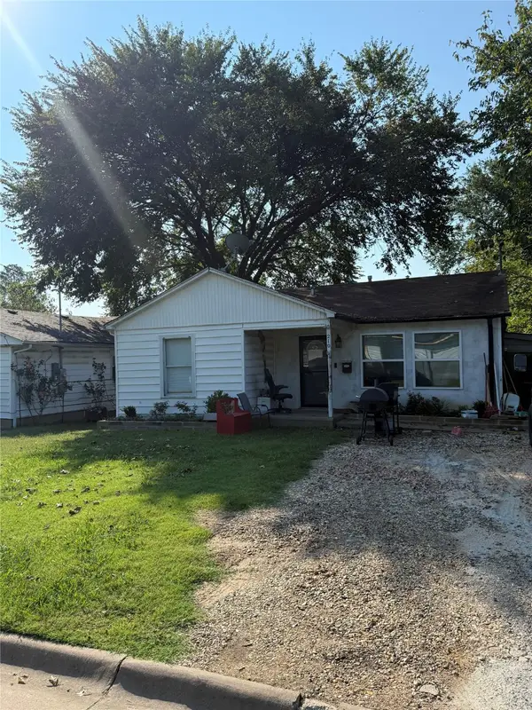 210 W Dexter Street, Sherman, TX 75092