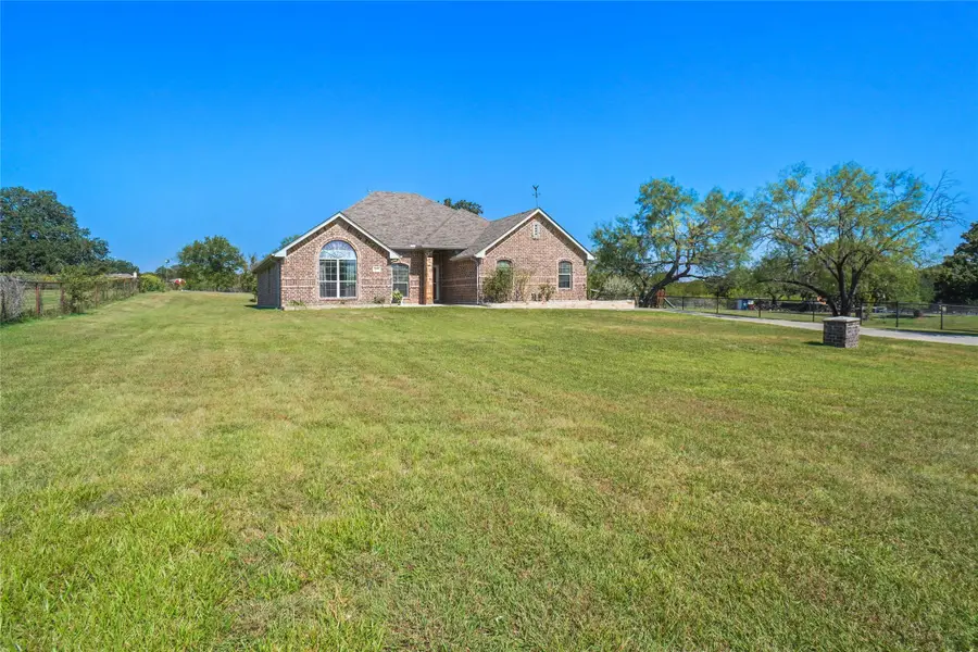 177 Lost Oak Drive, Azle, TX 76020 - Image #2