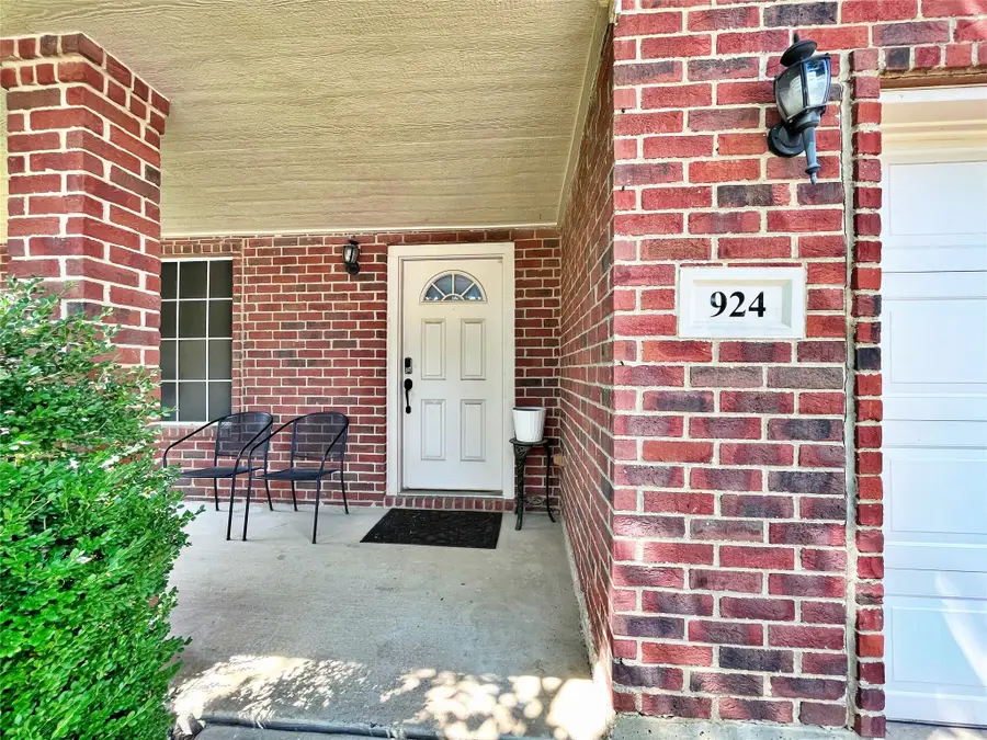 924 Rock Dove Circle, Saginaw, TX 76131 - Image #3