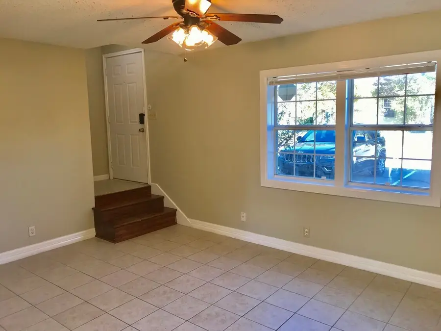 210 Austin Street, Grapevine, TX 76107 - Image #2