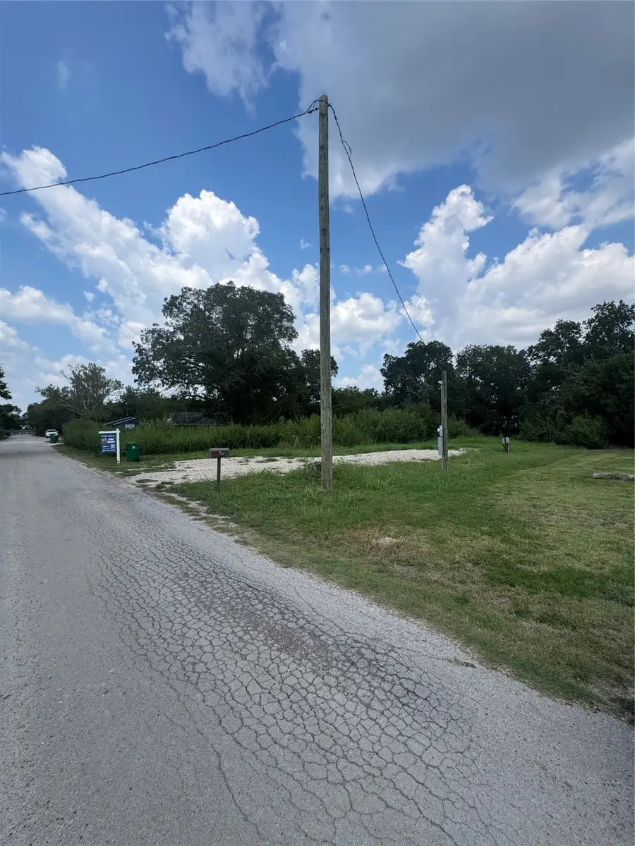 312 N Waco St, Mart, TX 76664 - Image #2