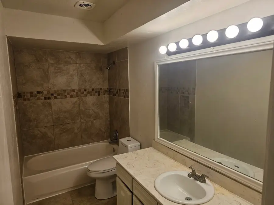 430 Kirby Creek Drive, Grand Prairie, TX 75052 - Image #3