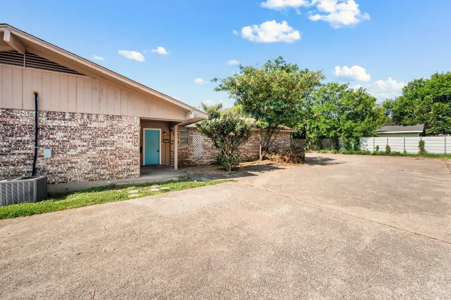 1122 N Center Street, Arlington, TX 76011 - Image #2