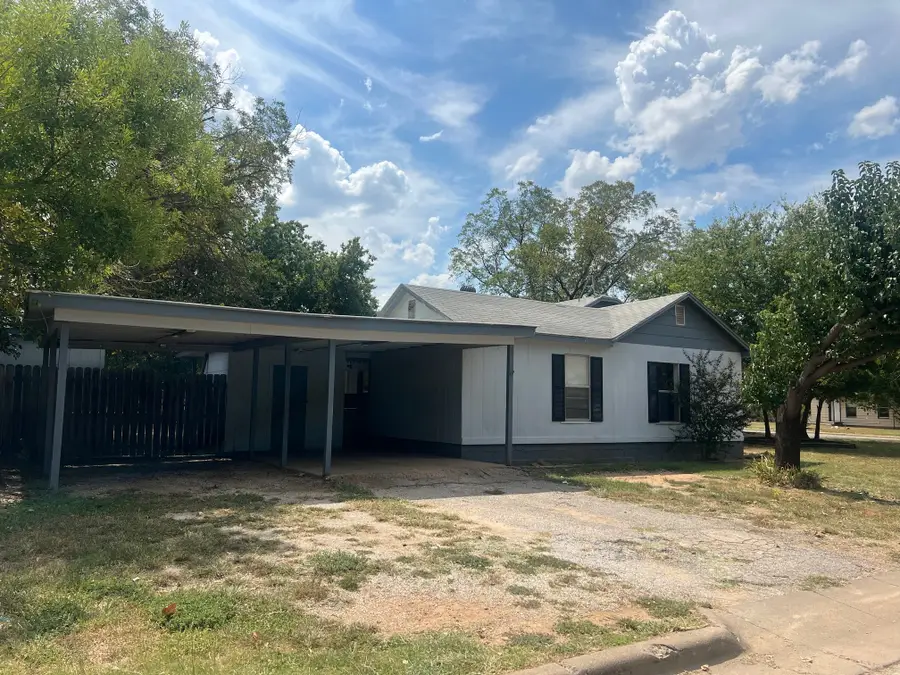 1101 Texas Street, Graham, TX 76450 - Image #2