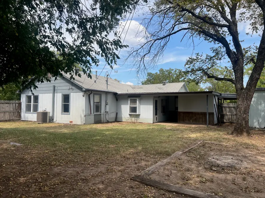 1101 Texas Street, Graham, TX 76450 - Image #3