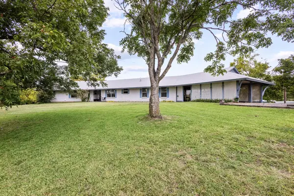 9055 E State Highway 56, Windom, TX 75492