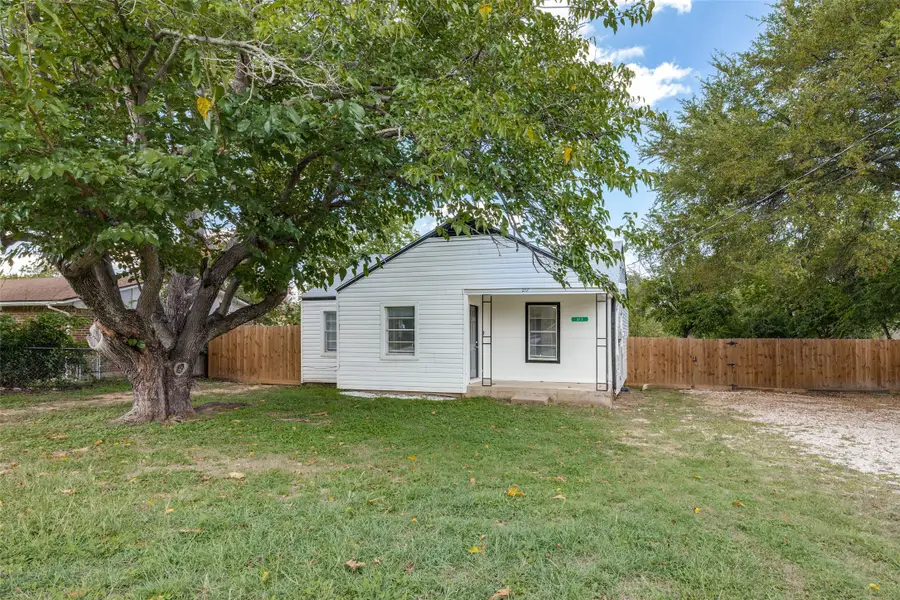 217 Ridgeway Avenue, Azle, TX 76020 - Image #2