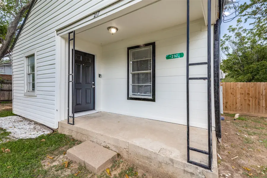 217 Ridgeway Avenue, Azle, TX 76020 - Image #3