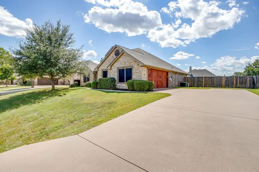 2925 Willow Ridge Circle, Granbury, TX 76049 - Image #3