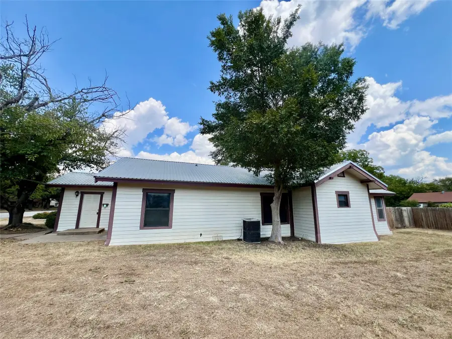 1018 S Seaman Street, Eastland, TX 76448 - Image #3