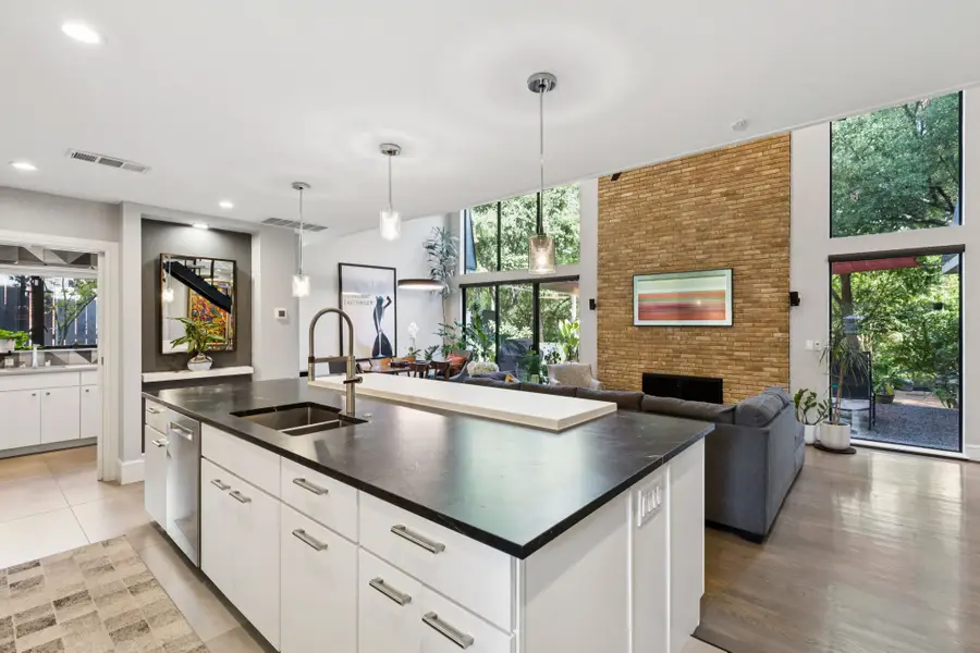 2934 Maple Springs Boulevard, Dallas, TX 75235 - Image #2