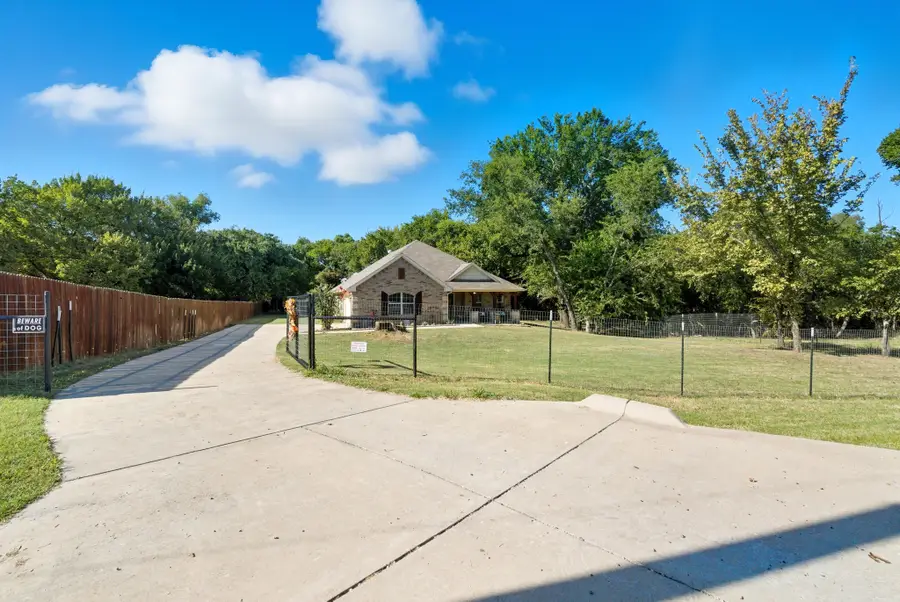 104 Candis Court, Springtown, TX 76082 - Image #2