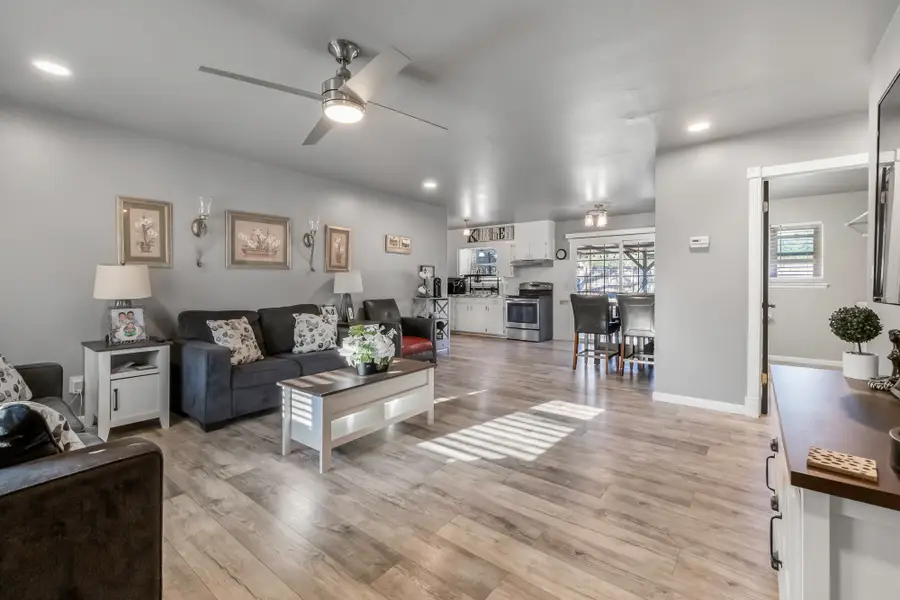 201 Cottonwood Street, Comanche, TX 76442 - Image #2