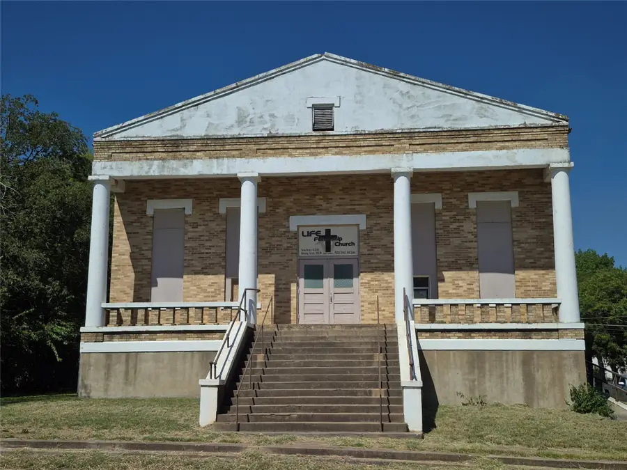 506 Sanders Street, Bowie, TX 76230 - Image #2