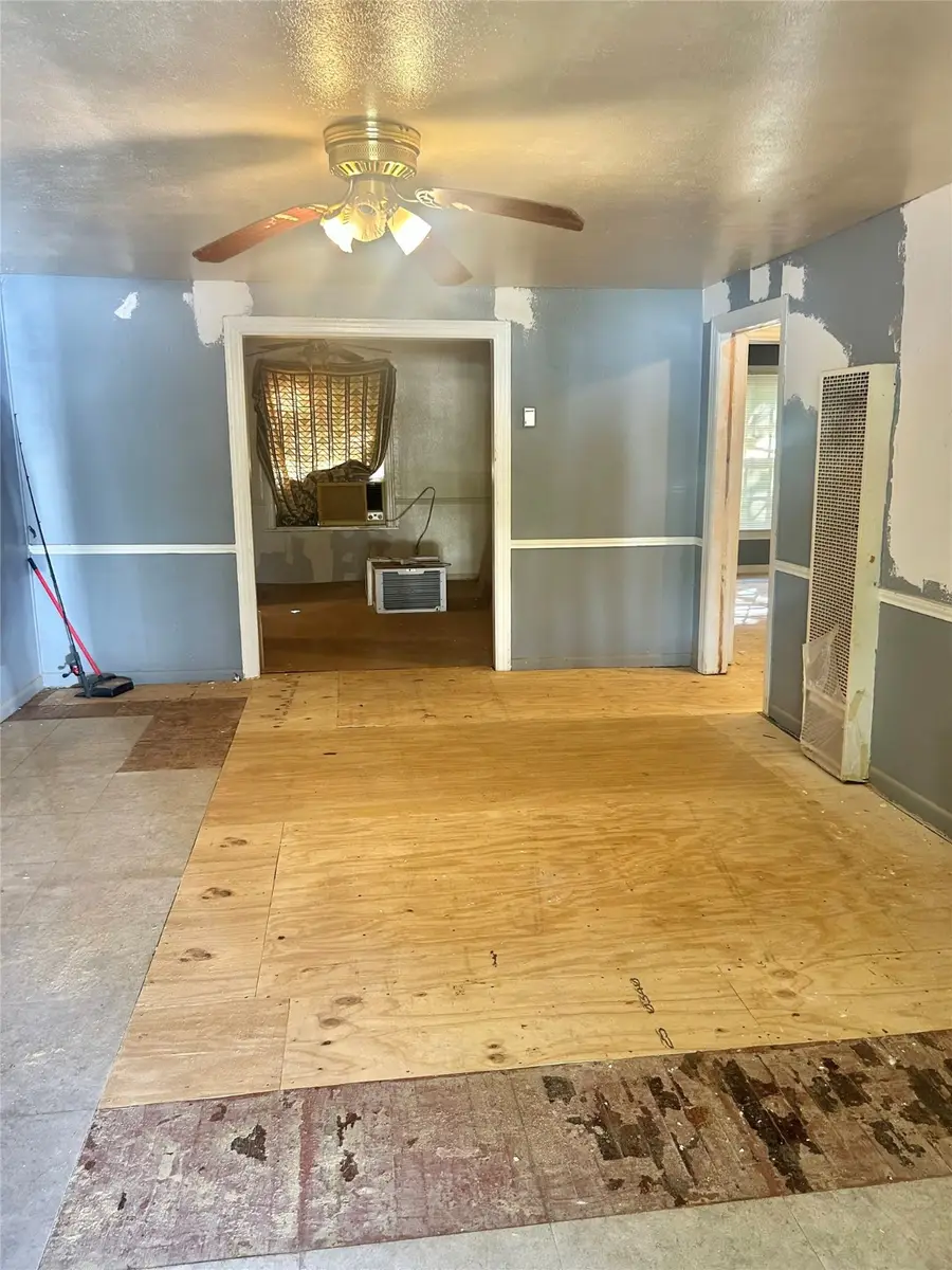 1016 N Howeth Street, Gainesville, TX 76240 - Image #2