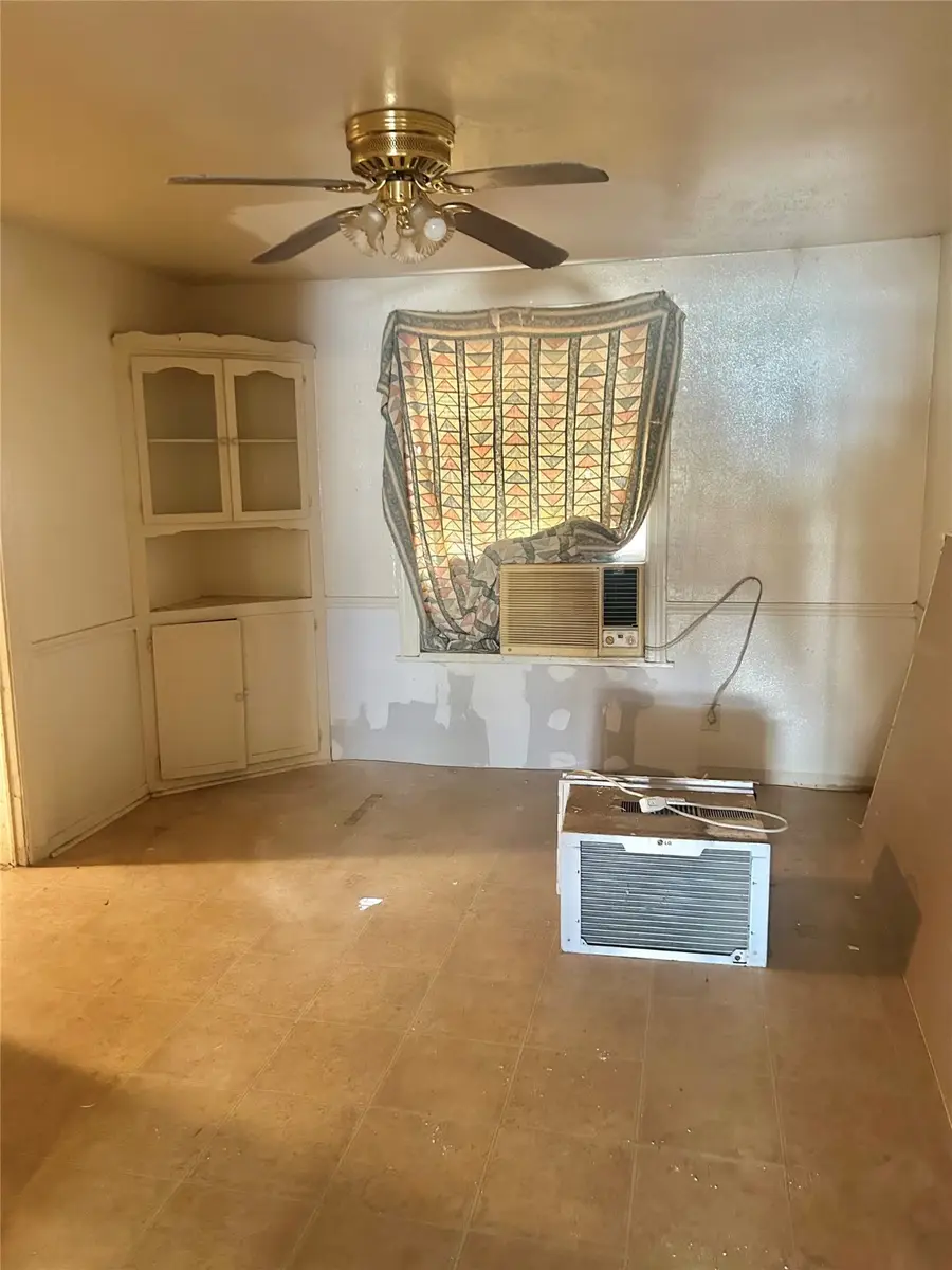 1016 N Howeth Street, Gainesville, TX 76240 - Image #3