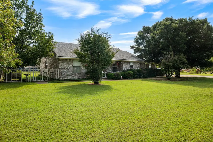 713 Arapaho Drive, Tioga, TX 76271 - Image #2