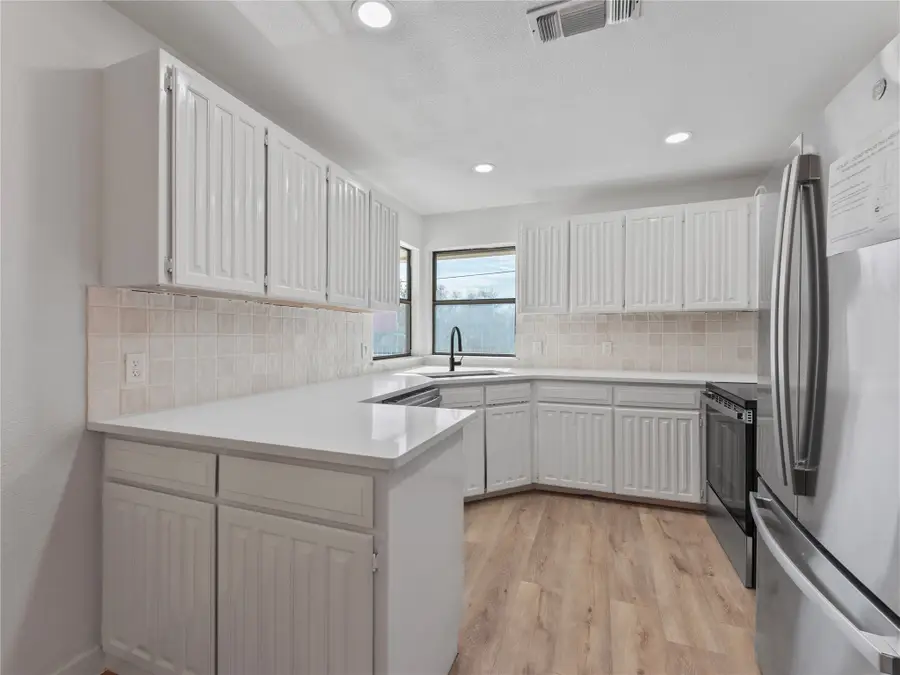 610 Betsy Ross Drive, Arlington, TX 76002 - Image #2