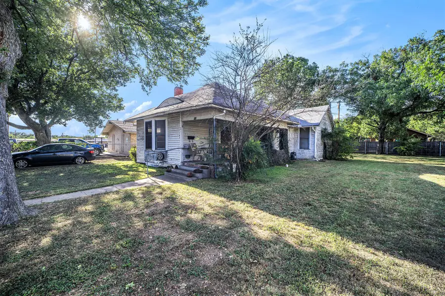 105 E Lone Star Avenue, Cleburne, TX 76031 - Image #2