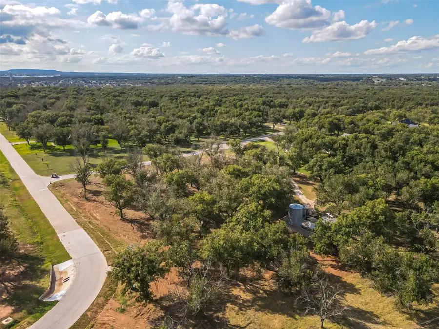 906 E Landings Drive, Granbury, TX 76049 - Image #3