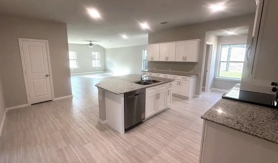 410 Lubbock Drive, Azle, TX 76020 - Image #3