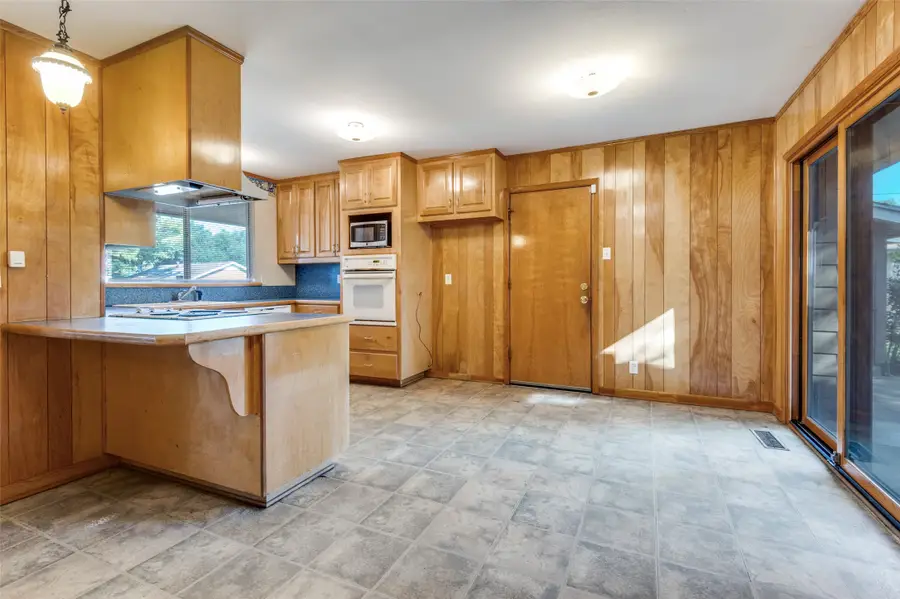 3722 Devonshire Court E, Irving, TX 75062 - Image #3