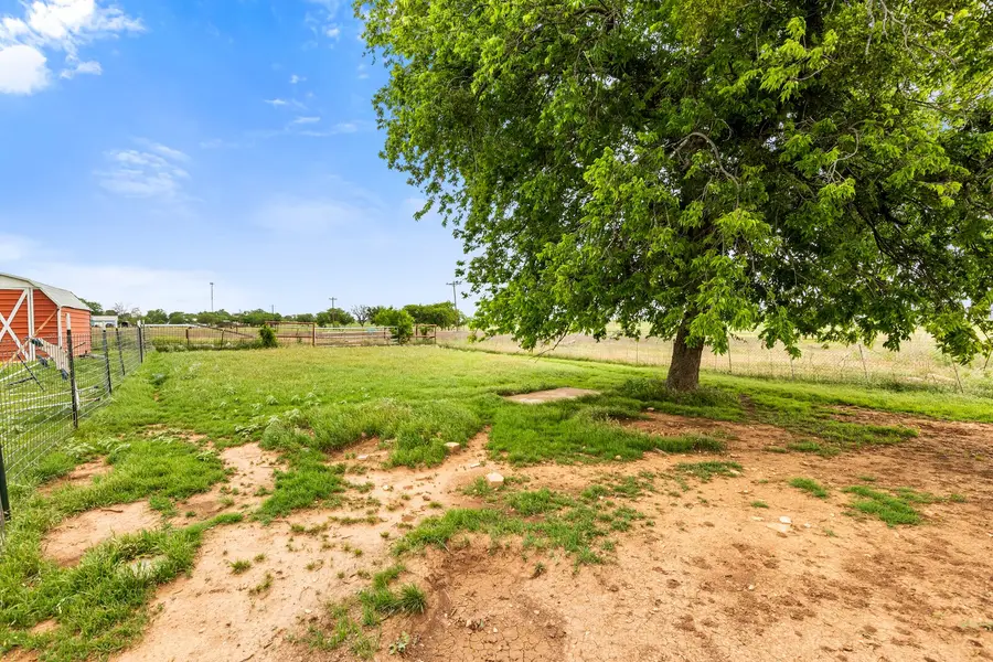 729 Twin Bends Road, Crawford, TX 76638 - Image #3