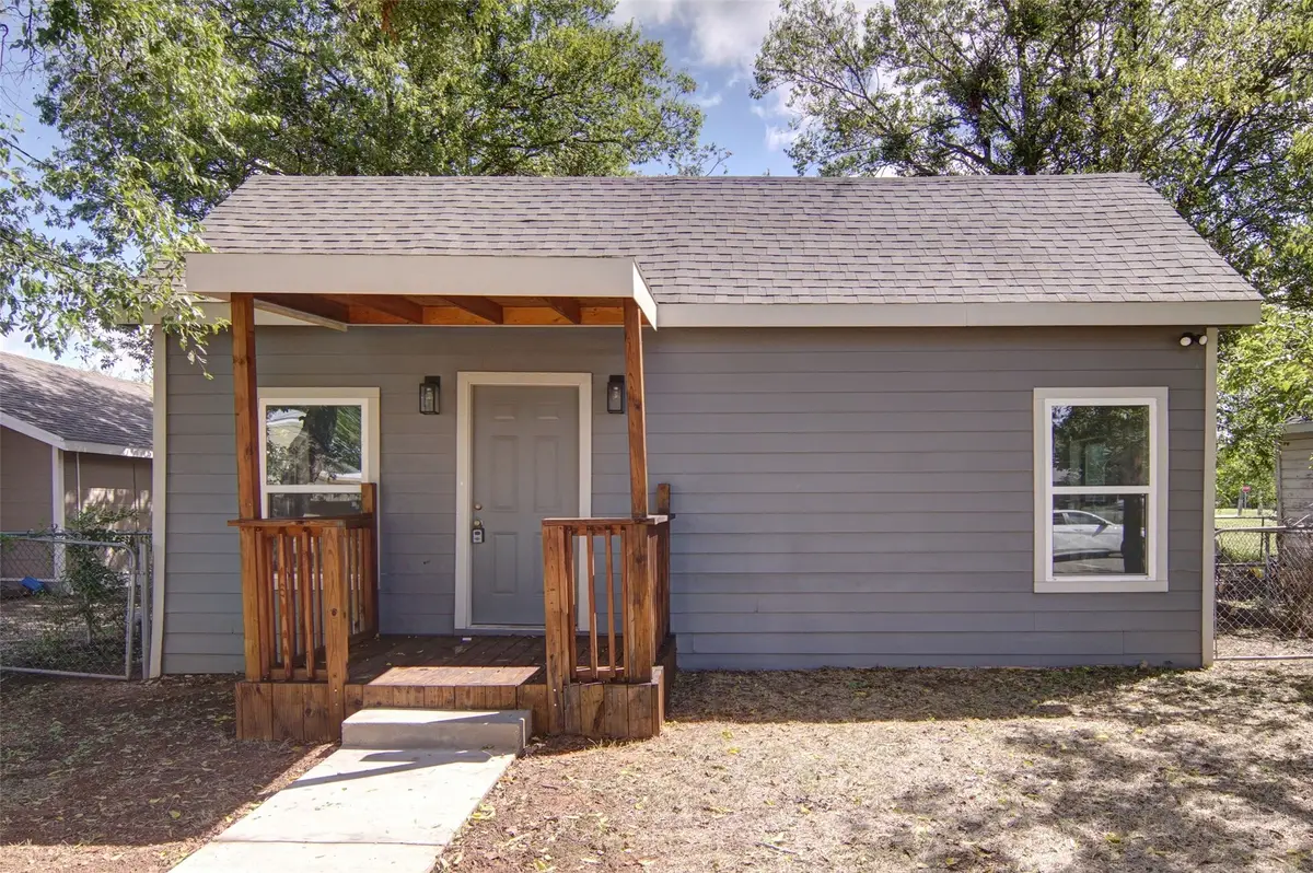 611 SE 2nd Avenue, Mineral Wells, TX 76067 - Image #1