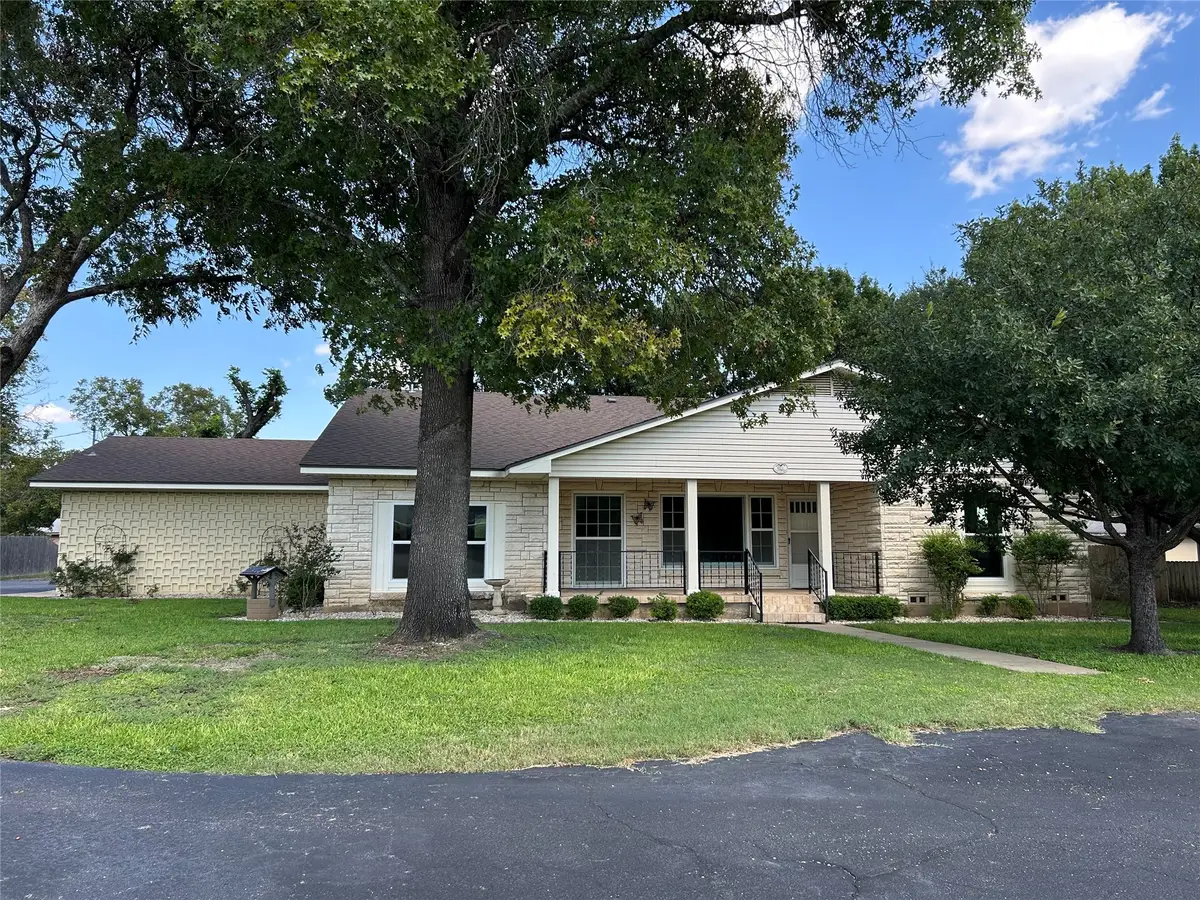 621 N Lone Star Parkway, McGregor, TX 76657 - Image #1