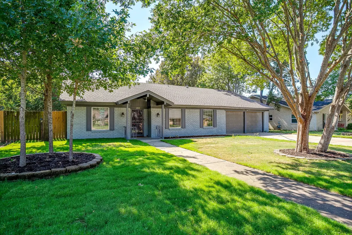 1225 Crestwood Drive, Cleburne, TX 76033 - Image #1