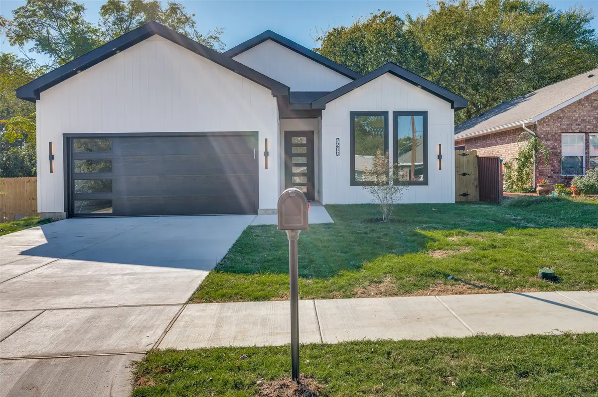 2209 W E Roberts Street, Grand Prairie, TX 75051 - Image #1