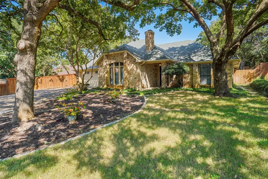 802 Chipwood Court, Euless, TX 76039 - Image #3