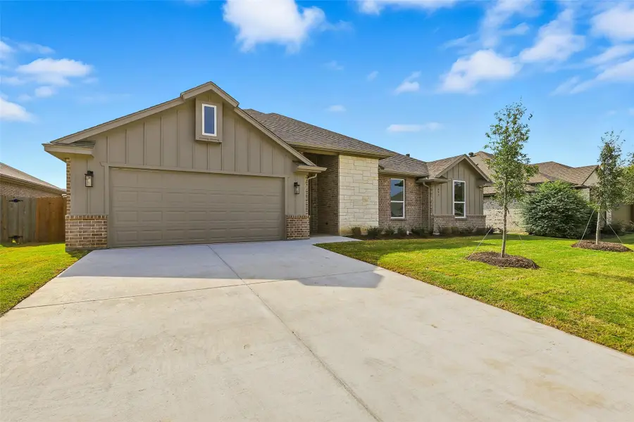 697 Fossil Wood Drive, Saginaw, TX 76179 - Image #2